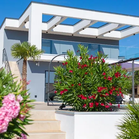 Quadra With Heated Pool فيلة Pinezići