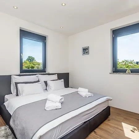 Quadra With Heated Pool Pinezići