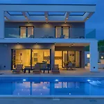 Quadra With Heated Pool Pinezići