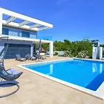 Quadra With Heated Pool Villa *