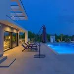 Quadra With Heated Pool Villa Pinezići