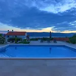Quadra With Heated Pool Villa