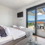 Villa Quadra With Heated Pool Pinezići