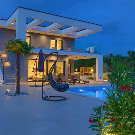 Quadra With Heated Pool Villa