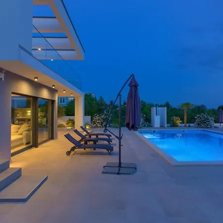 Quadra With Heated Pool Villa Pinezići