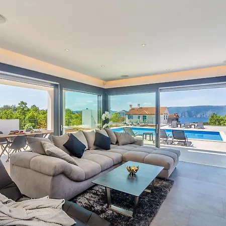 Quadra With Heated Pool