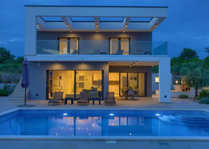 Quadra With Heated Pool Pinezići