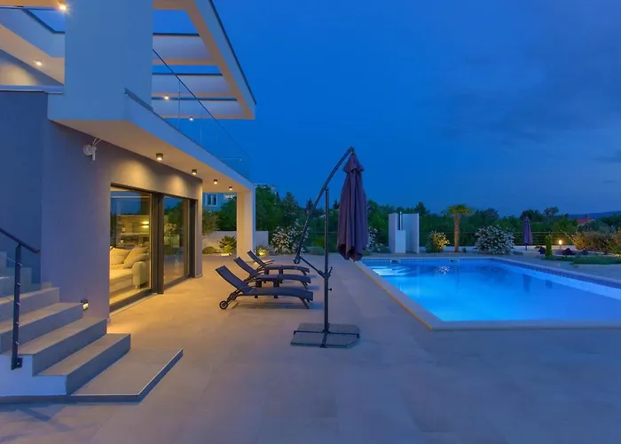 Quadra With Heated Pool Villa Pinezići