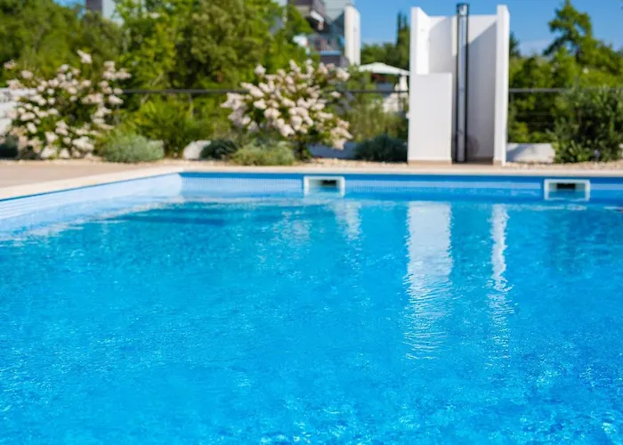 Quadra With Heated Pool Villa