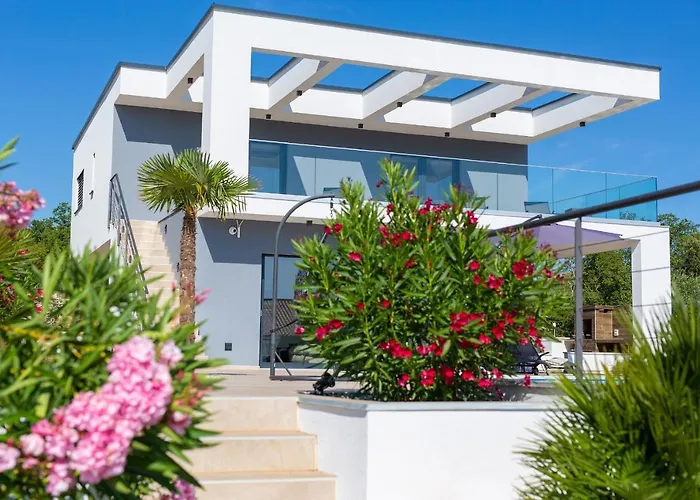 Quadra With Heated Pool Villa Pinezići