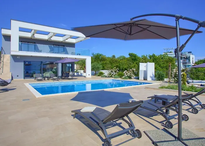 Villa Quadra With Heated Pool