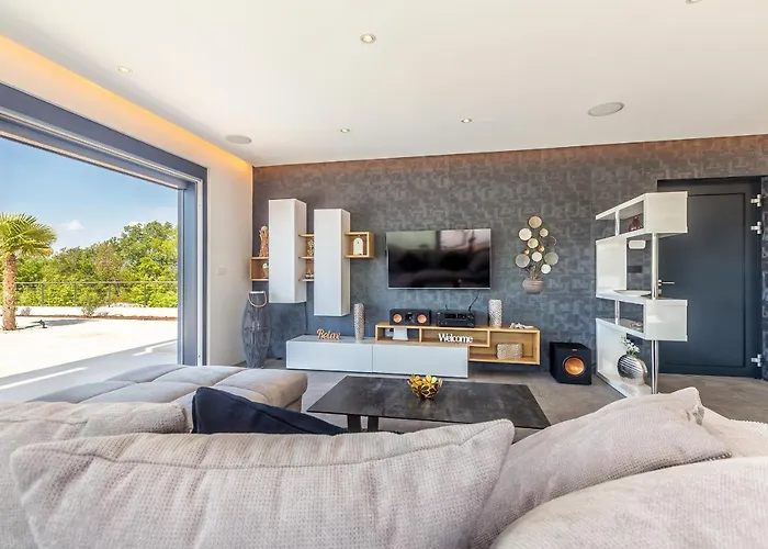 Quadra With Heated Pool Villa Pinezići