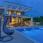 빌라 Quadra With Heated Pool Pinezići