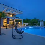 Quadra With Heated Pool *