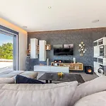 Quadra With Heated Pool 빌라 Pinezići