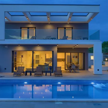 Quadra With Heated Pool Pinezići