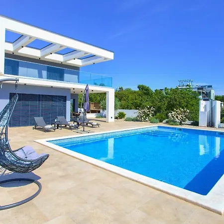 Quadra With Heated Pool Villa *