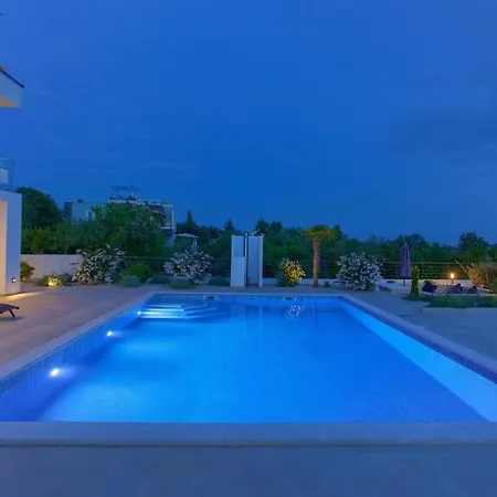 Quadra With Heated Pool Villa