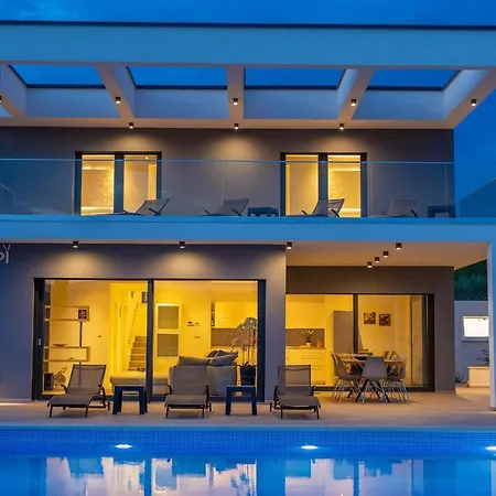 Quadra With Heated Pool *