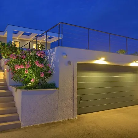 Villa Quadra With Heated Pool