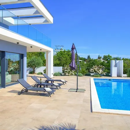 Villa Quadra With Heated Pool *