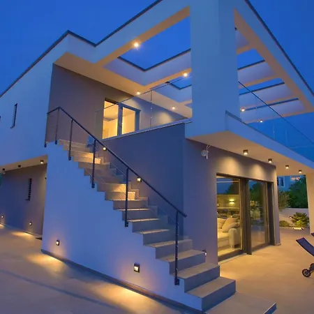 Villa Quadra With Heated Pool Pinezići