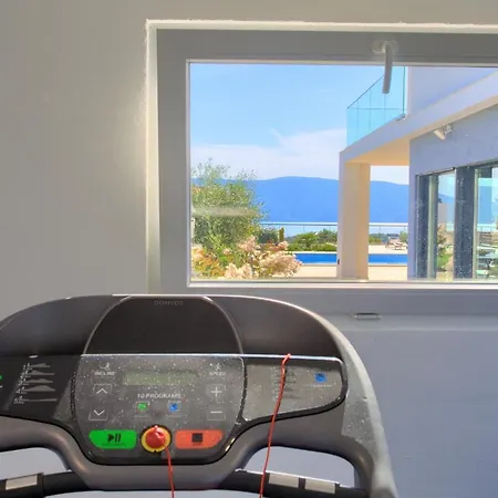 Quadra With Heated Pool Pinezići