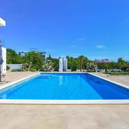 Quadra With Heated Pool Villa *