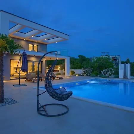 Quadra With Heated Pool *