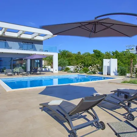 Villa Quadra With Heated Pool