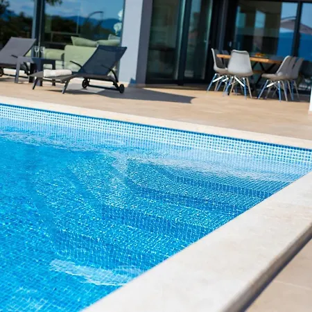 Villa Quadra With Heated Pool