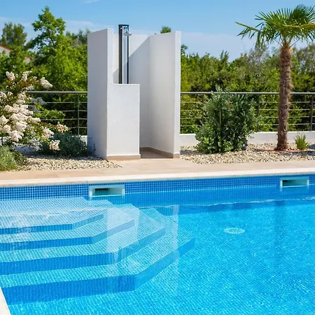 Quadra With Heated Pool Villa