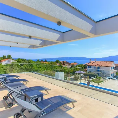 Quadra With Heated Pool Pinezići