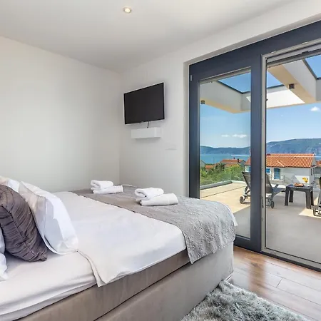 Villa Quadra With Heated Pool Pinezići