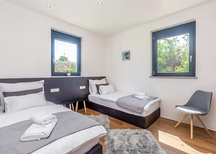 Quadra With Heated Pool Vila Pinezici (Krk)